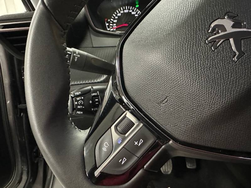 Peugeot 2008 : 31000 km, boîte manuelle diesel, première main (2022) en très bon état proche Albi 81000 dans le Tarn