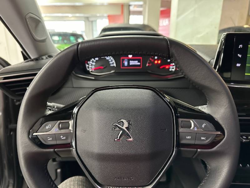 Peugeot 2008 : 31000 km, boîte manuelle diesel, première main (2022) en très bon état proche Albi 81000 dans le Tarn
